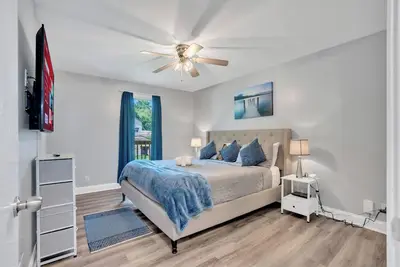 Image de 🏡 Freshly Updated 4br/2ba Home | 🖌️ New Paint + 🌬️ Dehumidifier<br>🛏️ Bedrooms w/ TVs & Ceiling Fans | 🍳 Full Kitchen<br>🛋️ Spacious Living Room | 🧺 Washer/Dryer<br>🌳 Deck & Yard | 📍 Close to Ft. Campbell, Casino, <br>✨ Clean & comfy stay!