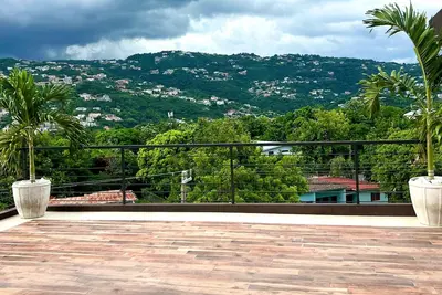 Image de Beautiful 2 bedroom apartment centrally located, very quiet & peaceful.