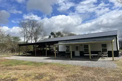 Image de Spacious barndominium on scenic farmland. 5 miles from Guntersville boat ramp!
