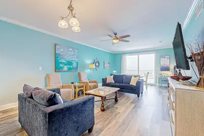 Image de Waterfront condo with beach access, pools, balcony, central Ac, & W/D
