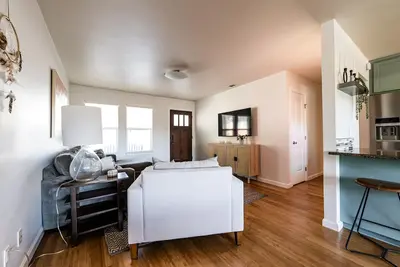 Image de Cozy house, covered outdoor kitchen & living w/ Tv. Convenient location!