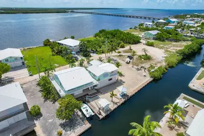 Image de Enjoy sunrises at this cozy canal front home!