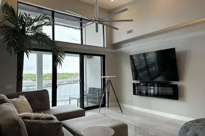 Image de Topsider Penthouse #511 with Resort Pools, Millionaire's View