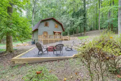 Image de Wooded Blue Ridge Cabin: 2 Decks, Fire Pit!