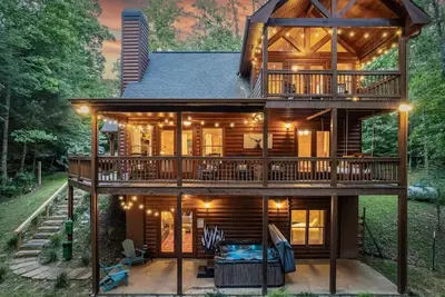 Image de Close To Downtown Br! Spacious, Hot Tub, Firepit!