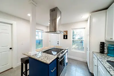 Image de Cozy home just 2 minutes from the Stockyards, ideal for long stays!
