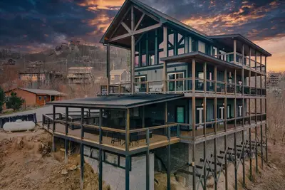Image de Gatlinburg/Pigeon Forge Mountain Cabin w/ game room, hot tub, new heated pool!