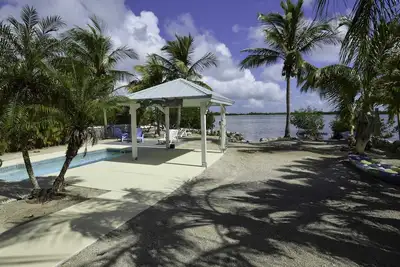Image de Breezeswept Beach, Waterfront with pool