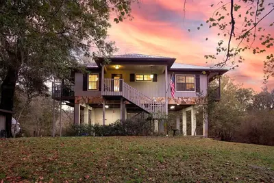 Image de Camp Manatee - Riverfront Cabin, Stunning Views, Pet-Friendly, Hot tub + Kayaks!