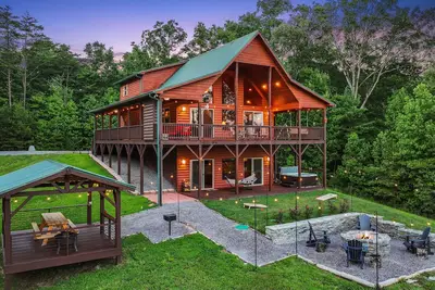 Image de Murphy Cabin w/ Hot Tub, Fire Pit & Mountain Views