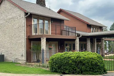 Image de 3 bed 2 baths upstairs in home with heated indoor\/outdoor pools New Albany