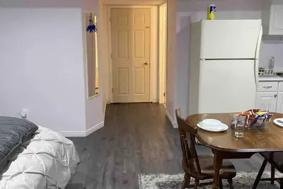Image de Private Elegant Queen Bed Full Bath Apartment