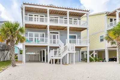 Image de Sunny coastal escape with private pool, water views, & pool table - dog-friendly