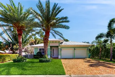 Image de Newly built home with private pool, extensive backyard & firepit