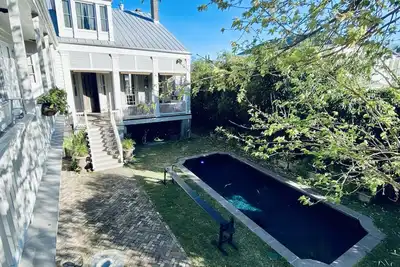 Image de Urbania House: Iconic Raised Center Hall Villa, Pool & Grounds in Lower Garden
