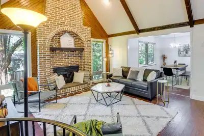 Image de Overland Park Home w/ Fenced-In Yard & Gas Grill!