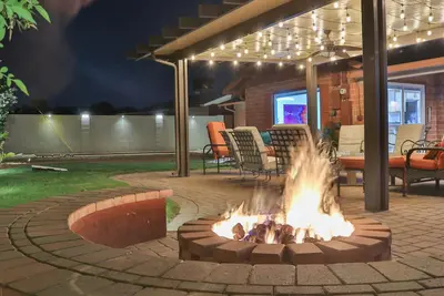 Image de New Entire Residential Oasis with Two King Masters and a Large Backyard