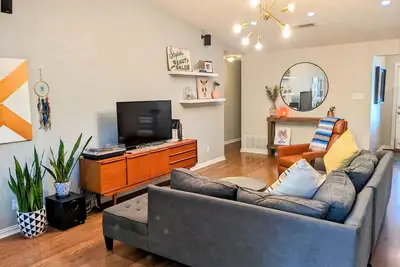 Image de South Austin Charmer with Backyard Oasis