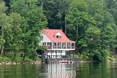 Image de Charming Historic Lakefront Home w\/ Expansive Porches, Kayaks & Spacious Living!