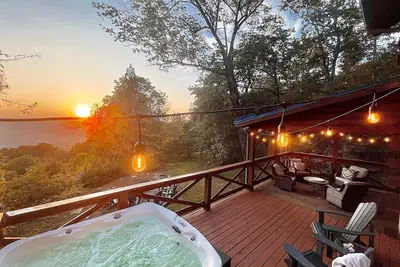 Image de Mossy Falls Cabin | Outdoor Hot Tub & Fire Pit!