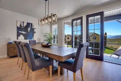Image de Luxe Condo - Close to Lakes & Trails