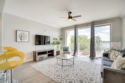 Image de 1 Mi to Disney World: Lakefront Condo in Orlando!