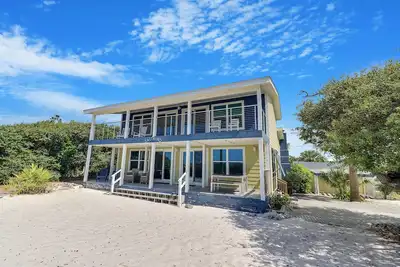 Image de \"Salt Wind\" Has Gulf Views, Steps To Beach, Secluded & Peaceful!