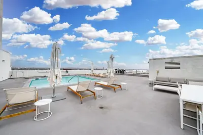 Image de Luxury Condo in the most prestigious WeHo full amenity building