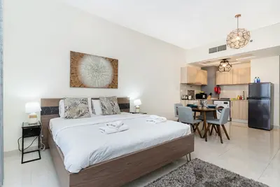 Image de Elegant Studio in City Center with Balcony