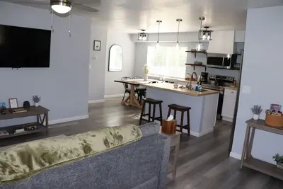 Image de 3br Home Sleeping 6 Near Downtown Palmer With Mountain Views