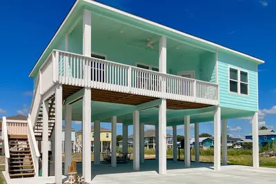 Image de Dog-friendly, 2nd-floor home near ocean with pool, patio, balcony, grill & W/D