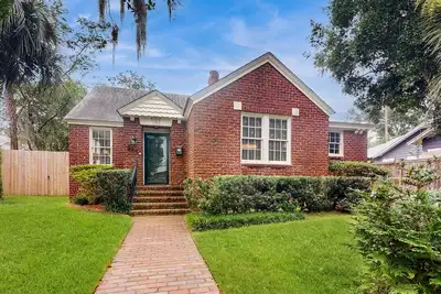 Image de Charming, dog-friendly home for longer stays with office, backyard & firepit