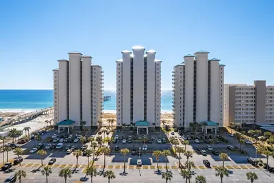 Image de Enjoy Panoramic Views From The Private Wrap Around Balcony!