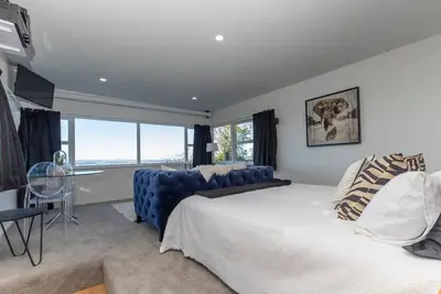 Cottage Market Rd · Romantic Hillside Oasis - Spa Pool & Views