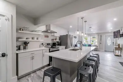 Image de Large Five Bedroom Home near Downtown and Beach