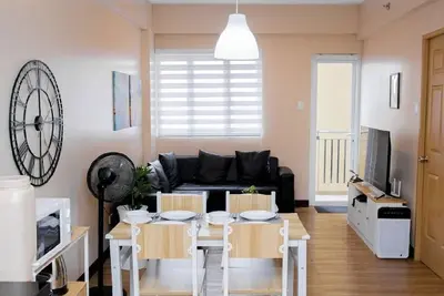 Image de Minimalist new condo unit. Spacious, free pool & parking, near airport.