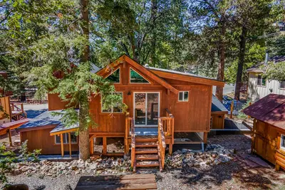 Image de 10 Mins to the Lake, Hot Tub & Game Room, Modern Cabin | Bearpaw by AvantStay