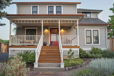 Image de Entire Inn | Hot Tub | Downtown Ashland | Tesla Station