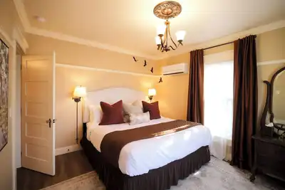 Image de 1 Bedroom Suite | Hot Tub | Downtown Ashland | Tesla Station
