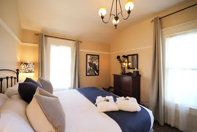 Image de 2 Bedroom Suite | Hot Tub | Downtown Ashland | For Fee Tesla Station