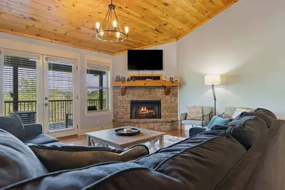 Image de 4br Gorgeous Blue Ridge Views, Large Decks, Hot Tub, Game Room, Fireplace
