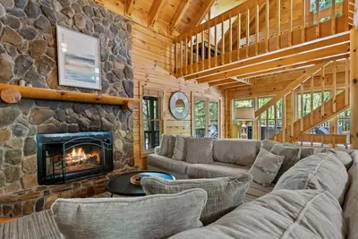 Image de Spacious Log Cabin with Hot Tub & Fire Pit by Lake Blue Ridge • 9 Guests
