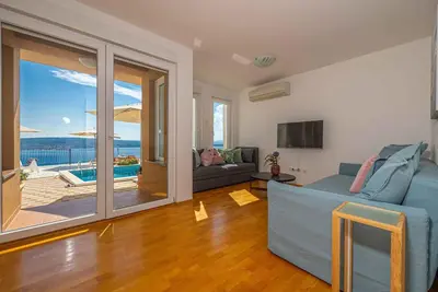 Image de Appartement de vacances avec piscine, terrasse et vue sur la mer