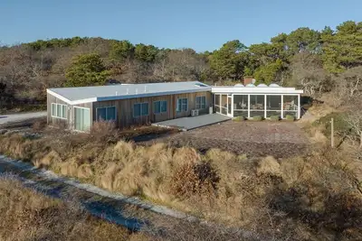 Image de Newly Renovated Gorgeous Modern Home, Water View, Beach Access (Cs0034)