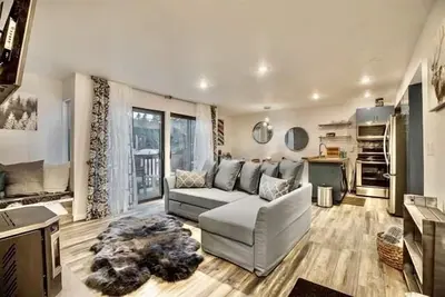 Image de Updated tree top cabin retreat!