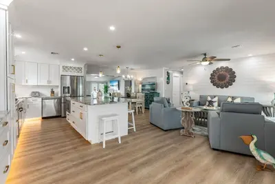 Image de Oasis South~Stunning 5 Br/3 Ba w/ Pool!