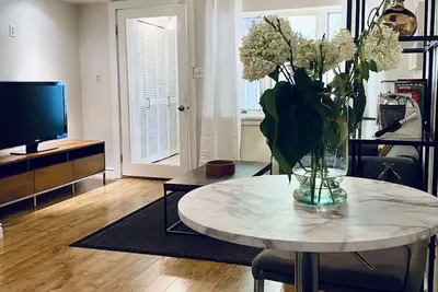 Image de Peaceful garden apartment in the heart of Leslieville/Danforth, fully equipped