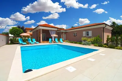 Image de Maison de vacances Valbandon pour 1 - 8 personnes avec 3 chambres à coucher - Maison de vacances