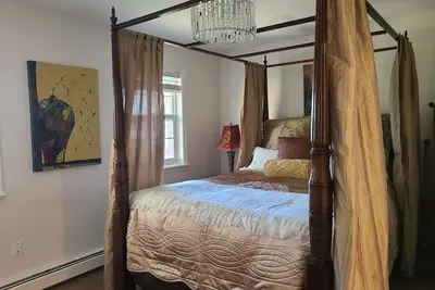 Image de Elegance & Style With Custom Canopy Beds