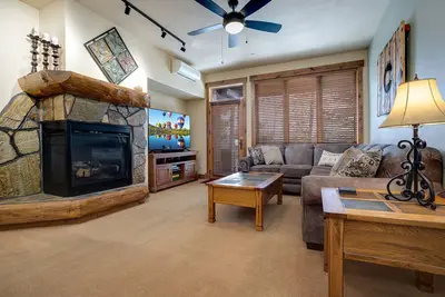 Image de Cl3103 | Newly Listed | Close to Skiing | Winter Shuttle | 10 Hot Tubs